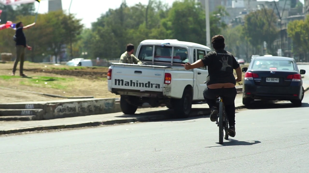 Primera linea atacando con piedras y palos a marcha por el rechazo
