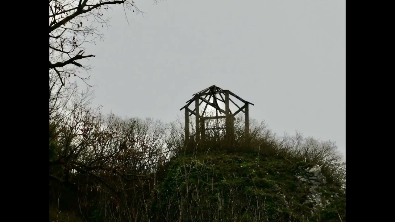 Dinant Insolite : Entre Sons Pataphoniques et Ruines de Loisirs 🚠🥀