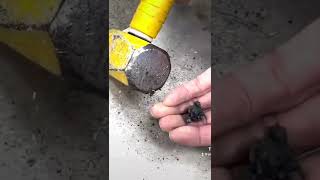 磁石をハンマーでくだいたらくっつく？