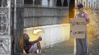 MENDIGO PEDINDO ABRAÇO - EXPERIMENTO SOCIAL