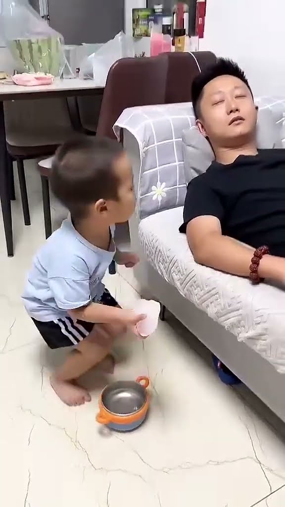 给爸爸凉快一下，小米宝又坑人了！#Cute baby#Cute#呆萌小米宝#聪明宝宝#萌娃