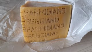 Справжній пармезан з Італії Parmigiano Reggiano,  ферма Gavasseto e Roncadella 102 роки. Parmesan.