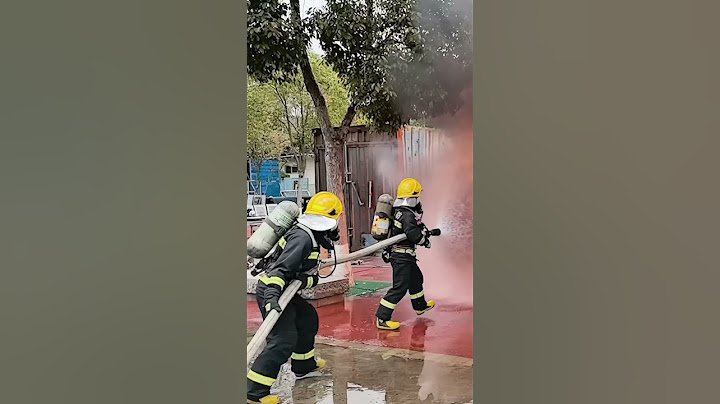 消防避险训练，消防员用“水盾”逼退烈火！这是训练，也是他们可能面对的日常。致敬！#熱門 #中国