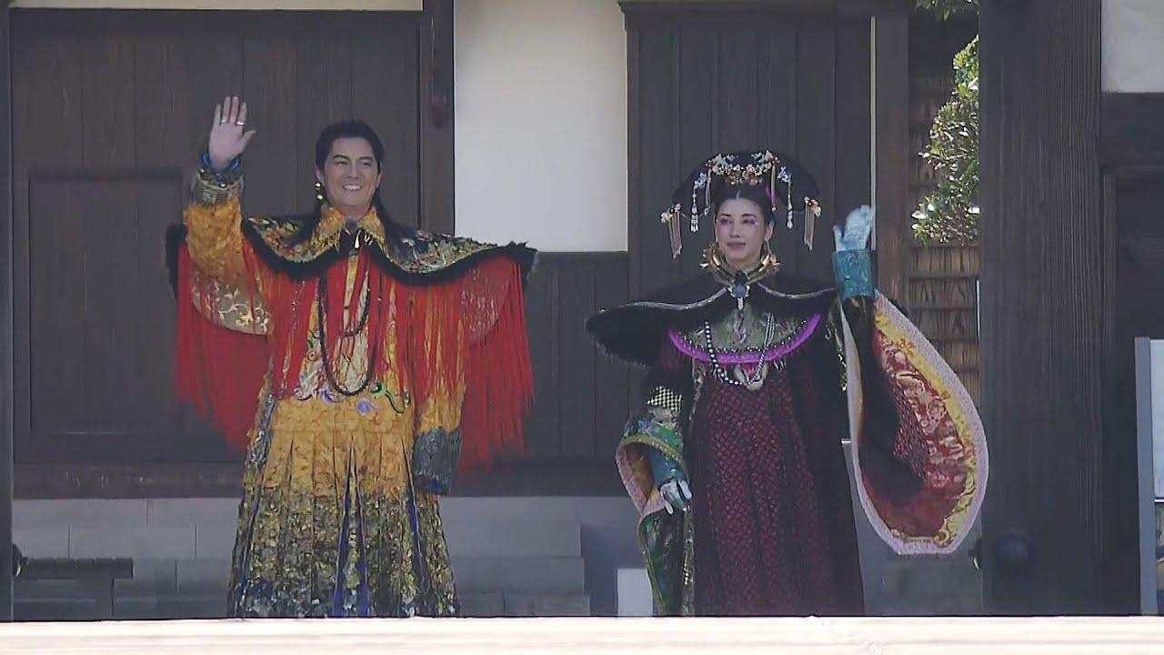 まるで映画のワンシーン！福山雅治さん・仲里依紗さん”皇帝パレード