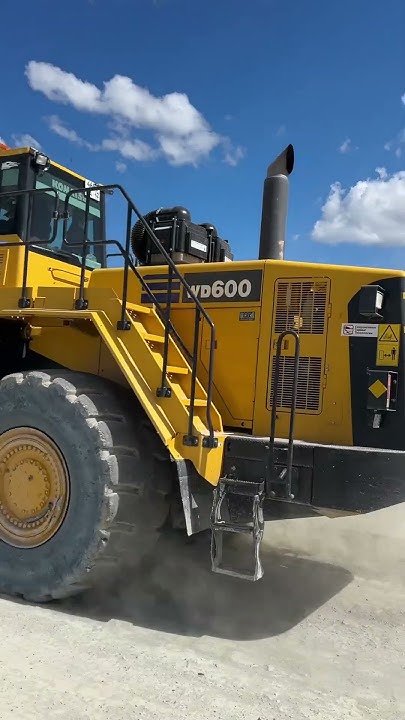 Двойной циклон для максимальной мощности: Komatsu WD600 в деле! # ...