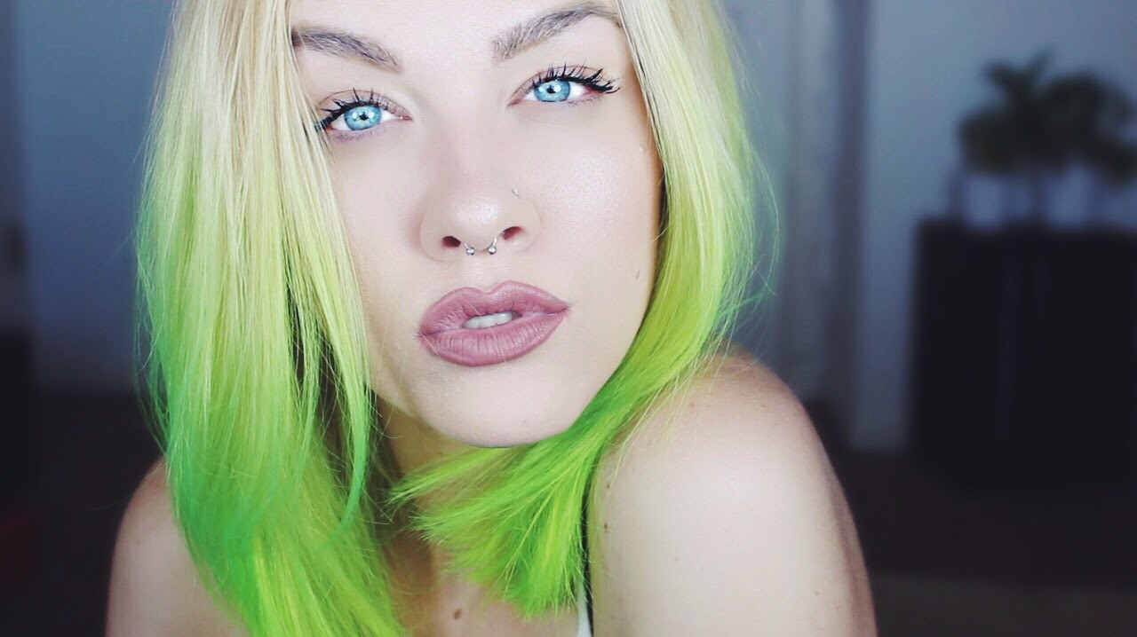 5. "10 Celebrities Who Rocked Lime Green and Blue Hair" - wide 4