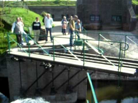 Kraanbrug Fort Ronduit Naarden - YouTube