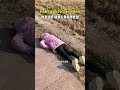 市民散步遇到女子趴在地上號啕大哭，問其原因才知道女子是因為當初沒有聽父母話遠嫁#遠嫁姑娘＃遠嫁的心酸 #人生百態 #社會百態