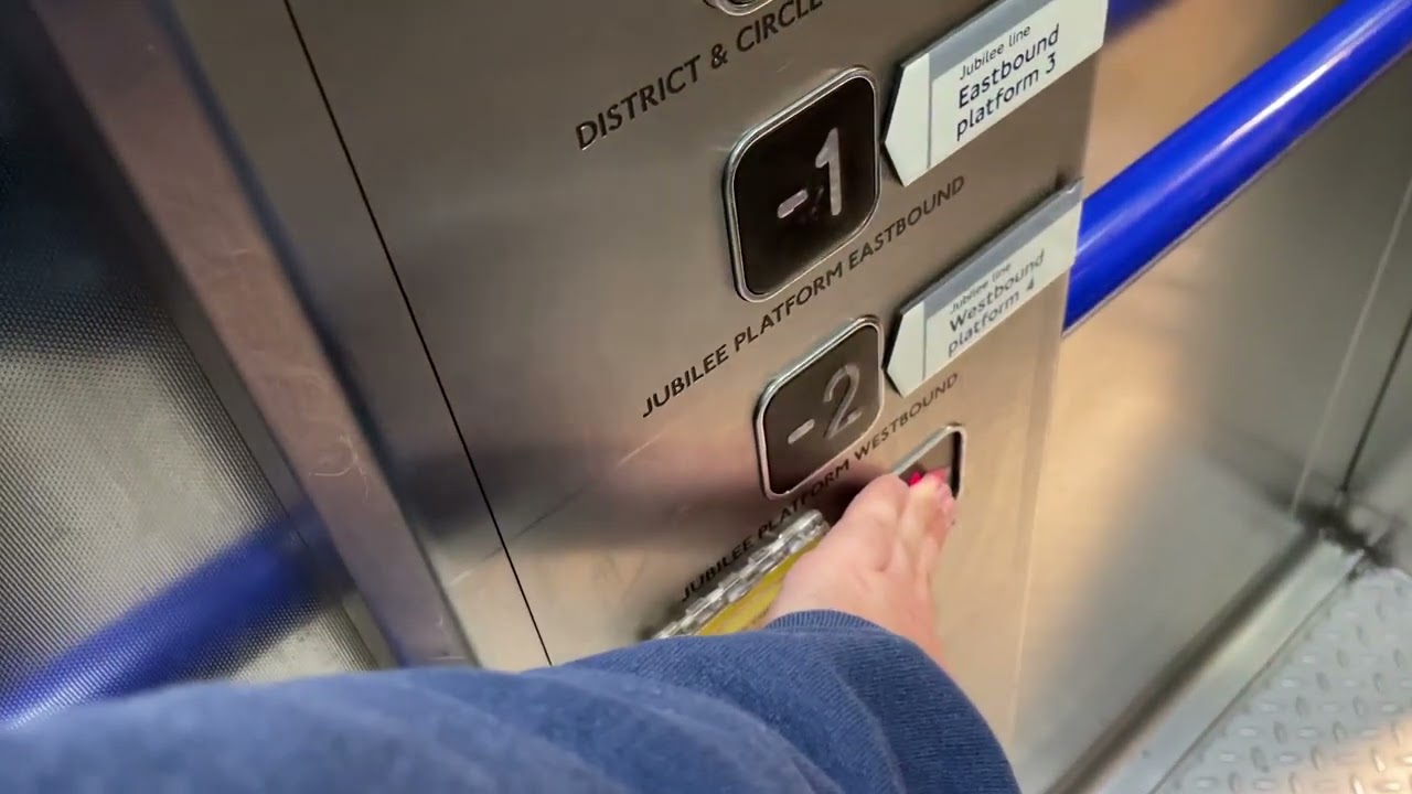 [R1] 1998 KONE (mb. Accord) hydraulic elevator @ Westminster Underground Station, London, UK.