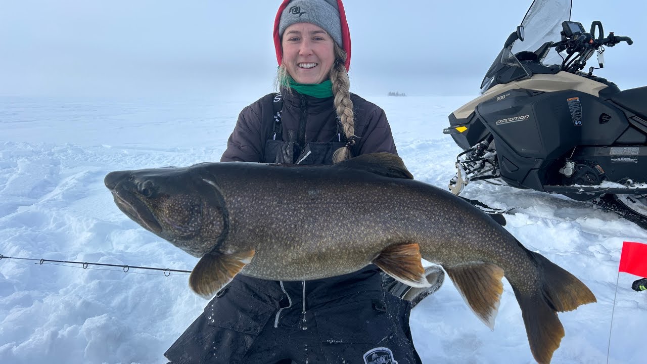 Подледная рыбалка на форель на удаленном озере