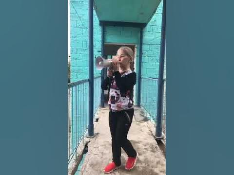 Демотиватор когда сэкономил на юристе. Ребенок на балконе. Собака за забором. Собака перелезает через забор. Не выпускают из дома.