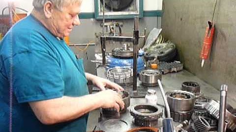 Demonstrating steps to assemble a forward & direct drum on 4L80E transmission