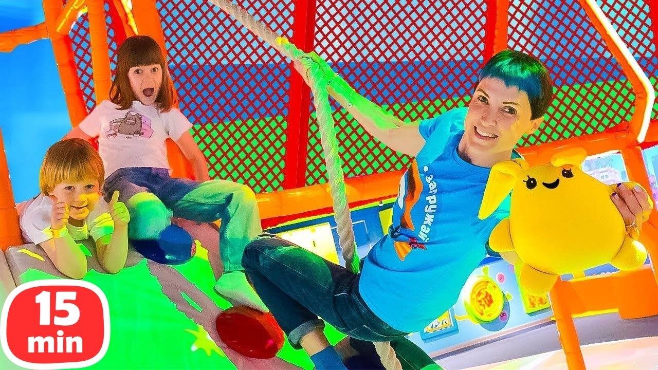 Juegos y risas en el parque interactivo con el conejito Lucky en Kapuki Kids