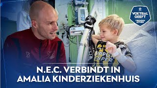 ❤️💚🖤 N.E.C.-selectie bezoekt zieke kinderen in het Amalia Kinderziekenhuis 🏥 | Voetbal Geeft