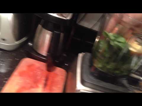 marathon-cooking:-kale-ginger-apple-smoothie-using-vitamix