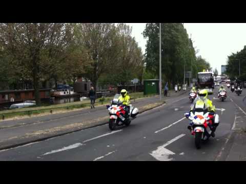 Ajax goalkeeper Stekelenburg drops Dutch trophy from bus [HD]