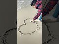 رسم اسم اية على الشاطئ
