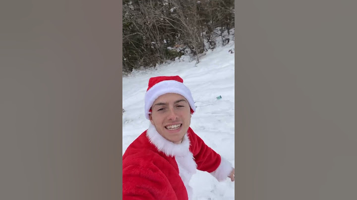 MICHOU monte une PISTE DE SKI avec TIMOUTE ! (IL TOMBE !!!!) #Shorts