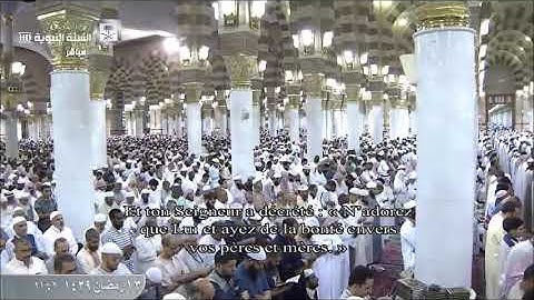 الشيخ أحمد الحذيفي يتأثر ويبكي وهو يقرأ آيات الوالدين وخلفه والده الشيخ علي الحذيفي