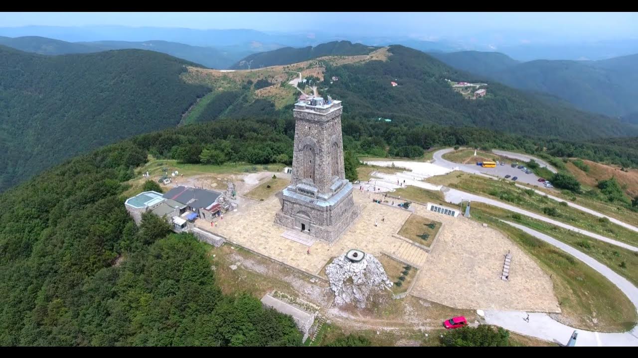 В Болгарии в горе храм