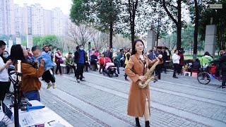 Cô gái xinh đẹp choi kèn saxophone tác phẩm kinh điển Tianlu gây não loạn cả phố Thành Đô Trung Hoa screenshot 2