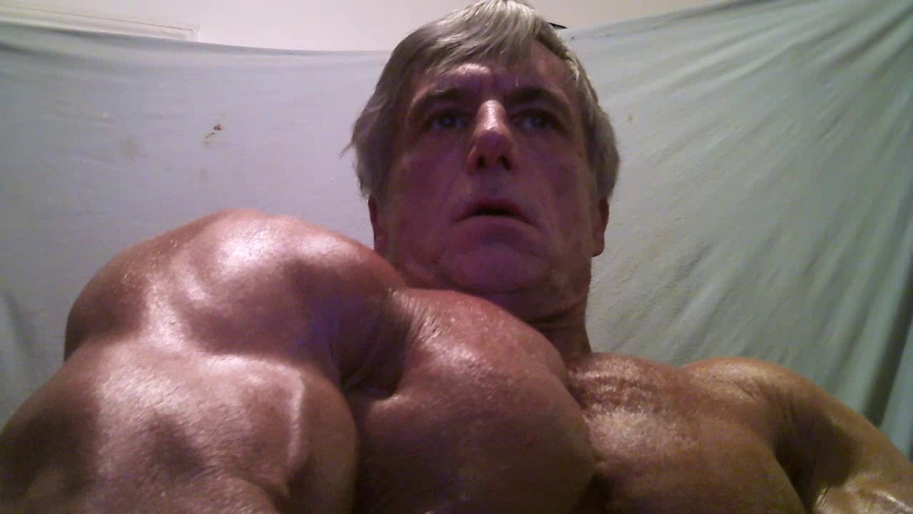 Tonton Walker Group Media Massive Delts... Implants? No di YouTube Tonton Walker Group Media Massive Delts... Implants? No di YouTube