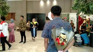 Pasangan wisuda surabaya teromantic