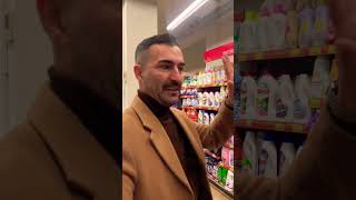 Migros’un Kapısında Kuru Ekmek Yiyip İnsanlardan Bir Lokma Bekleyen Sevimli Köpek