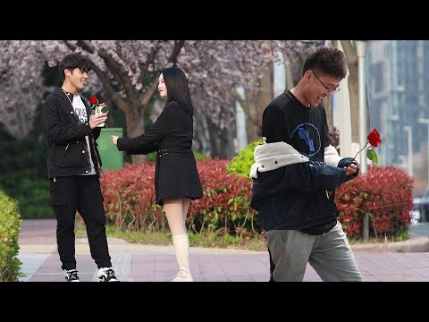 Video: Can A Girl Give Flowers To A Guy