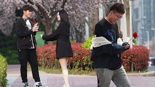 Girl Giving Roses to Random Men | Social Experiment 当男生收到陌生姑娘的玫瑰花，他们的反应太出乎意料了（社会实验）