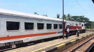 ATMOSPHERE OF THE AIRLANGGA TRAIN AT JATIBARANG STATION, INDRAMAYU