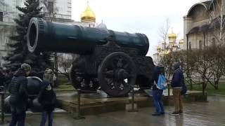 Царь-пушка и Царь-колокол в Кремле. The Tsar-cannon and the Tsar-bell in the Kremlin.