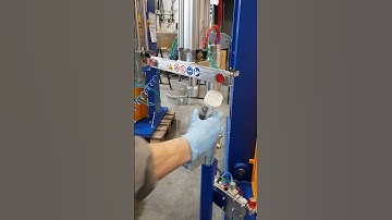 Manual cartridges filling and closing