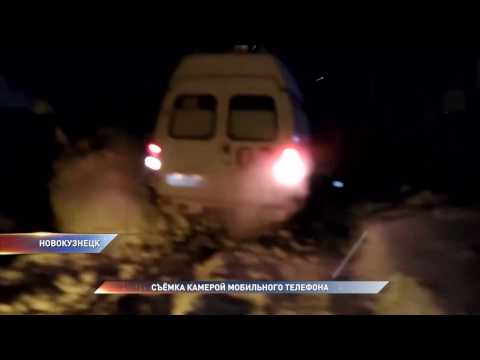 Машина скорой помощи застряла в сугробе