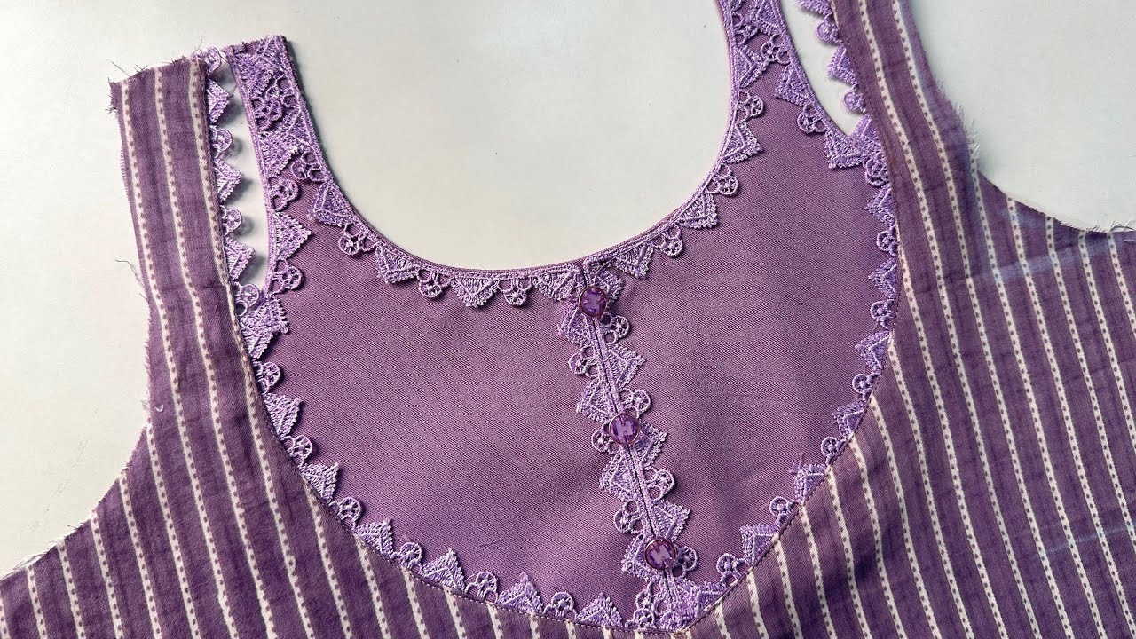 इस Yoke Neck Design को देखकर आप रह जाएंगे हैरान! Button और Lace work का कमाल