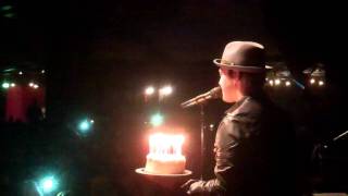 Aarhus, DK fans sing Happy Birthday to Gavin