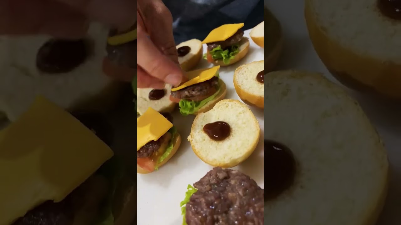 Descubra o sucesso nas festas infantis: nossos deliciosos mini hambúrgueres artesanais! 🍔🥳#gourmet