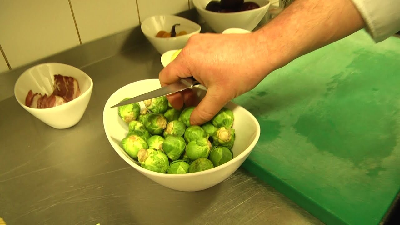Eine perfekte Beigabe im Winter, gebratene Rosenkohlblätter mit Speck und Zwiebeln | 