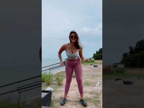 jess amalia goyang tiktok di pantai