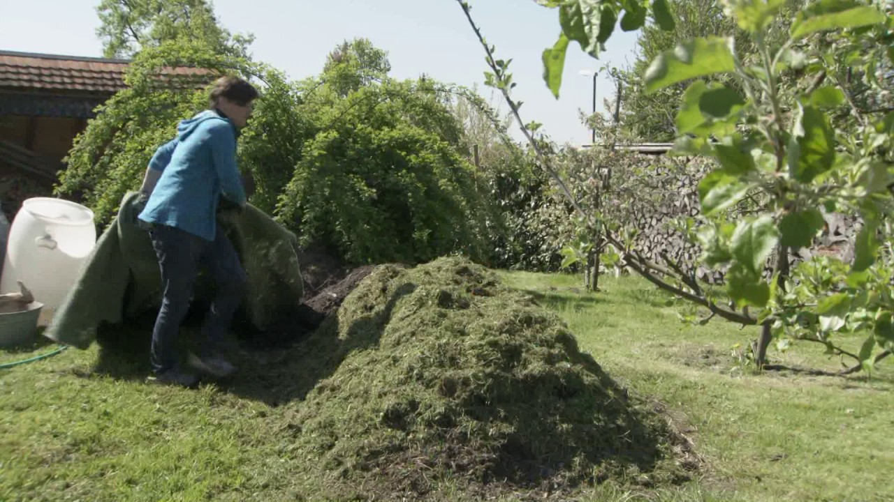 Wie stellt man Rasen-Bokashi her? Rasenschnitt sinnvoll nutzen!  - Terra Preta (DIY) - EM-Chiemgau