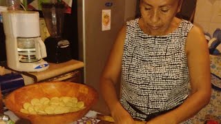 mi mamá preparando tortillas de harina😊😊😊