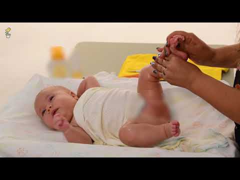 Видео: Как да държите бебето си, докато се миете