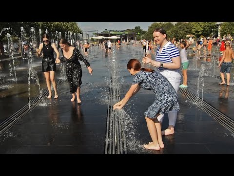 Girls and fun fountain runners and splashers-1! / Девушки и веселые фонтанные бегалки и брызгалки-1!