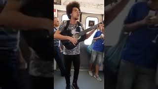 Mc Estudante rimando no metrô