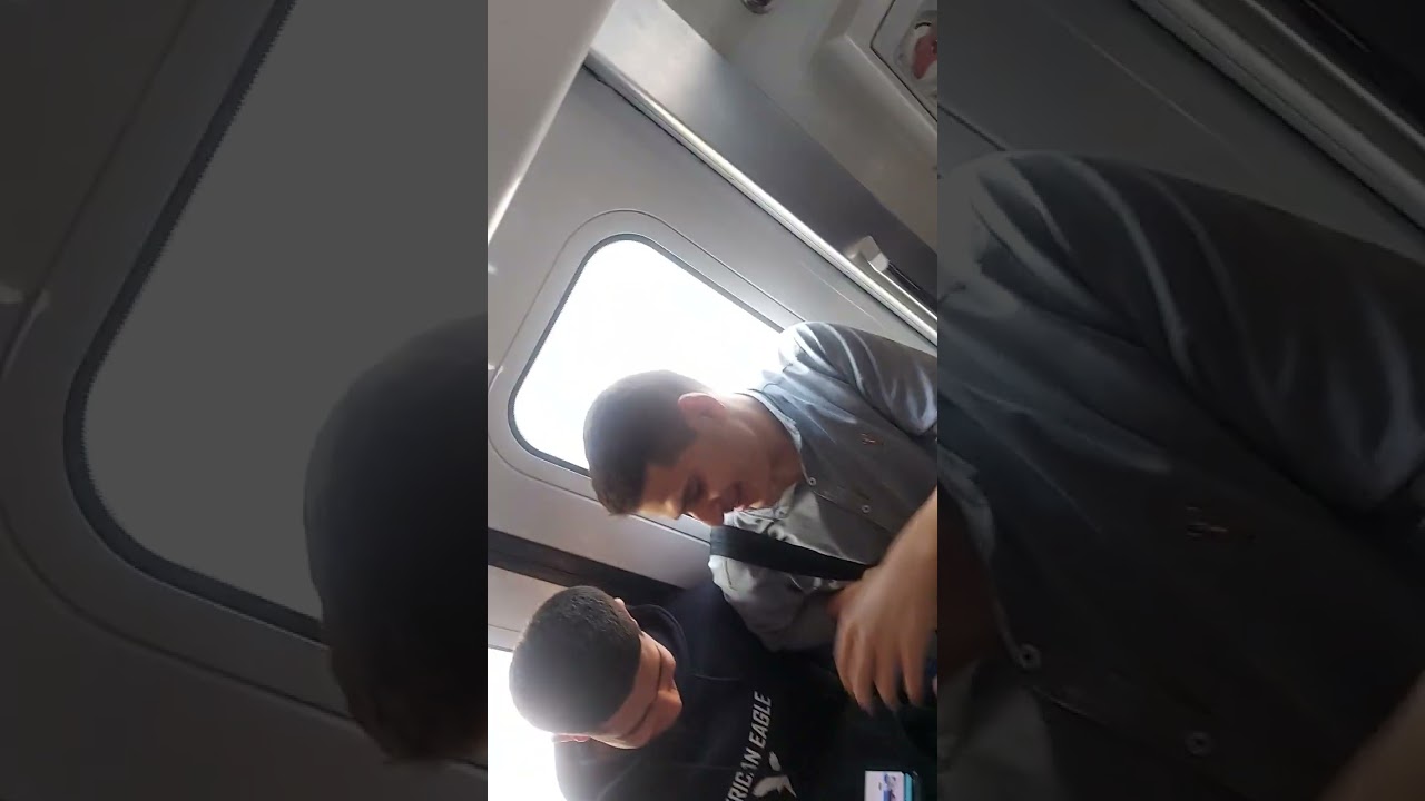 شاب يتحرش بفتاة وهي ساكتة وبتتكلم في الموبايل