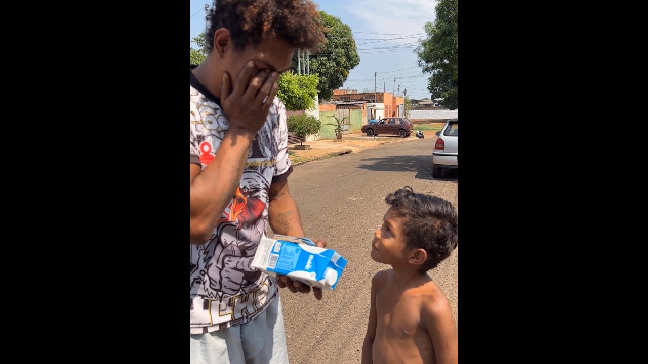 Milionário Bondoso dá bolo de dinheiro para um Pai Humilde Ele Começa a Chorar