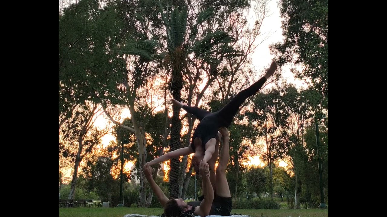 Relaxing AcroYoga Training in the park // nature ambience