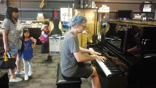 N.Z.の楽器屋で天才ピアニストと遭遇！！