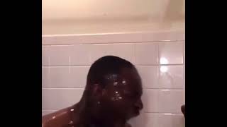 duşta ağlayan zenci Resimi