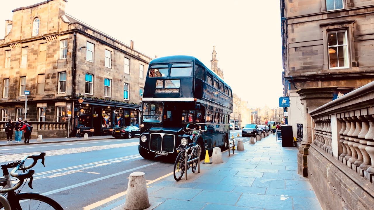 Walking George IV Bridge, Edinburgh: Hidden Corners & City Life